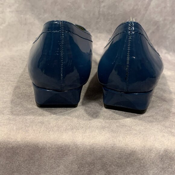 AJ Valenci Flats - Picture 4 of 8